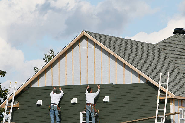 Professional Siding Installation technician working in Lebanon, VA
